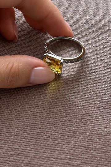 Ani arancione con piedra en aro